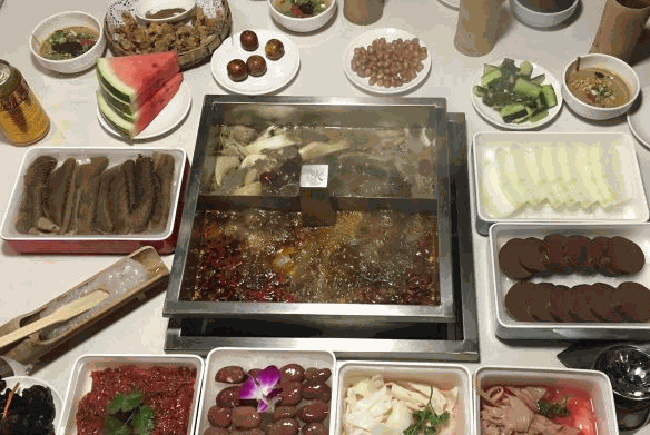 火锅摆在川西坝子