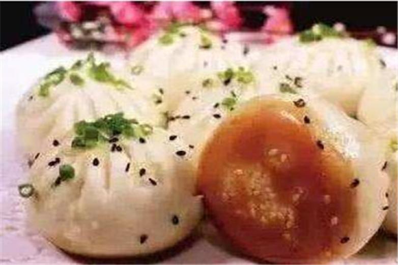 小心咬上海生煎包