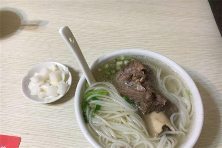 山之巅云南过桥米线