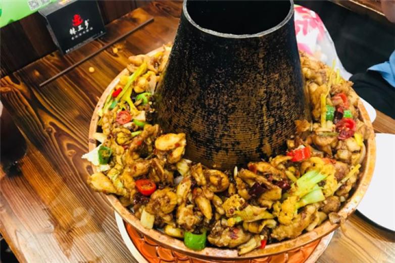 辣三多炭火蛙锅