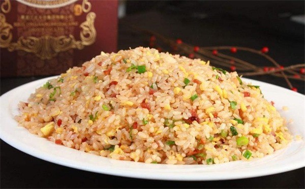 90青年炒饼炒饭