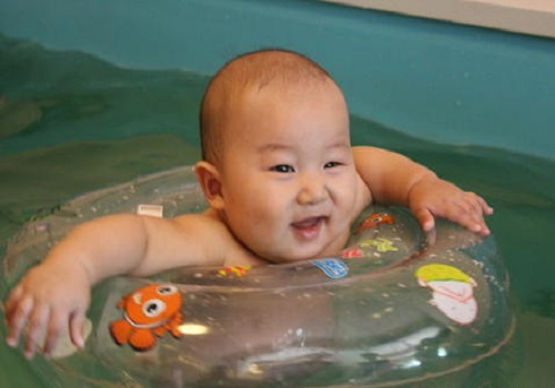 德科婴儿游泳