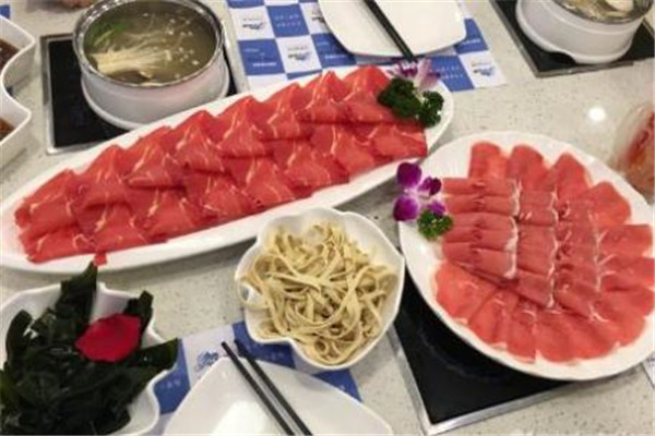 小蓝帽牛肉和酱料火锅