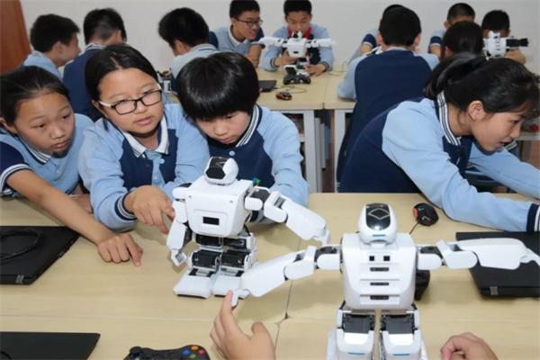 新创客机器人教育