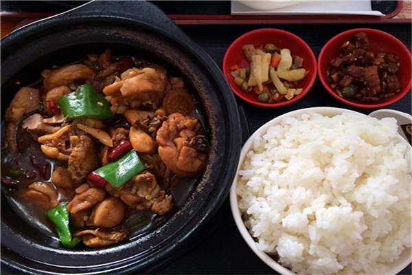 饎饭传统小锅鸡米饭