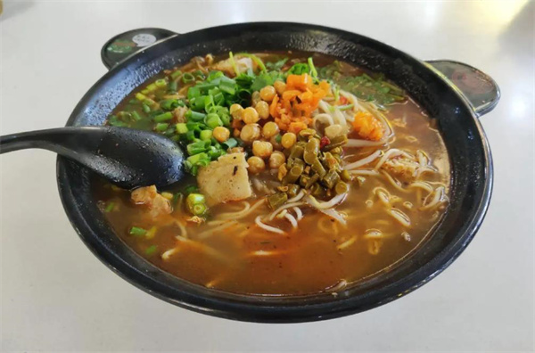 红汤烩酸菜米线